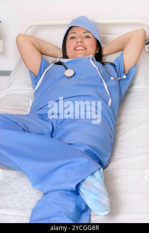 Il lavoratore di turno medico fa una pausa Foto Stock