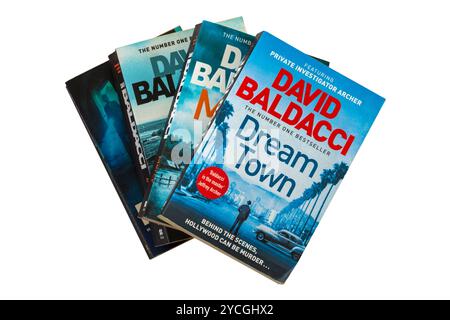 Selezione di libri di David Baldacci con il libro Dream Town in cima isolato su sfondo bianco Foto Stock