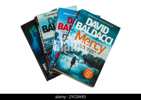 Selezione di libri di David Baldacci con il libro Mercy in cima isolato su sfondo bianco Foto Stock