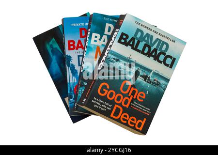Selezione di libri di David Baldacci con un libro di buone azioni in alto isolato su sfondo bianco Foto Stock