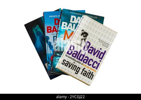 Selezione di libri di David Baldacci con il libro Saving Faith in alto isolato su sfondo bianco Foto Stock