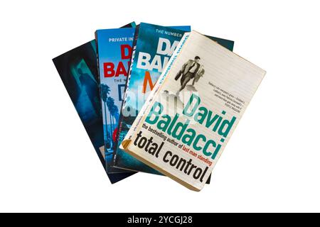 Selezione di libri di David Baldacci con libro usato Total Control in alto isolato su sfondo bianco Foto Stock