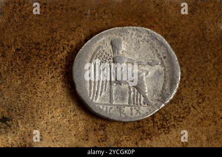 Retro della Repubblica Romana (200-30bc) moneta d'argento AR denarius (89bc) raffigurante la Vittoria seduto. La seduta di Victoire. Con l'epigrafe, VICTRIX. Foto Stock