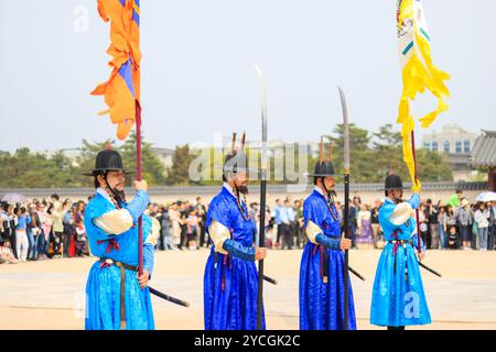 Seoul, Corea del Sud - 10 aprile 2024: Cerimonia del cambio della Guardia reale presso il Palazzo Gyeongbokgung. Soldati con hanbok, armi tradizionali e.. Foto Stock