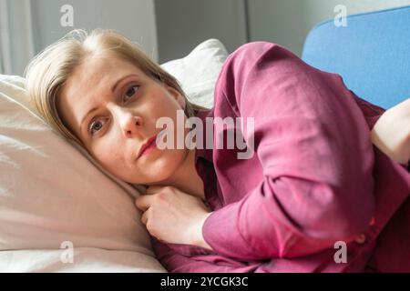 Giovane donna adulta che riposa giovane donna adulta che riposa un pomeriggio sul suo divano del salotto. Tilburg, Paesi Bassi. MRYES Tilburg Studio Tuinstraat Noord-Brabant Nederland Copyright: XGuidoxKoppesxPhotox Foto Stock