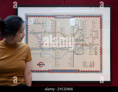 Londra, Regno Unito. 23 ottobre 2024. The Map House presenta la nuova mostra Mapping the Tube: 1863-2023 che esplora l'evoluzione del sistema della metropolitana di Londra e l'iconica mappa della metropolitana di Londra in 160 anni e offre una rara opportunità di vedere e acquistare manoscritti disegnati e annotati a mano da Harry Beck nel 50° anniversario della sua morte. La mappa tascabile di Beck del 1933 ha influenzato la progettazione delle mappe dei trasporti in tutto il mondo. La mostra si svolge dal 25 ottobre al 30 novembre 2024. Crediti: Malcolm Park/Alamy Live News Foto Stock