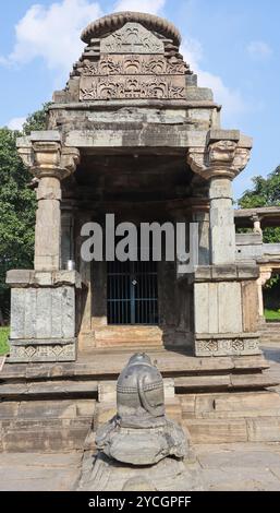 Vista del Tempio in rovina di Lord Shiva vicino al Tempio Neelkanth Mahadev, al gruppo di templi Arthuna, Banswara, Rajasthan, India. Foto Stock