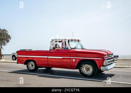 Gulfport, MS - 4 ottobre 2023: Vista laterale grandangolare di un pick-up Chevrolet C10 Fleetside del 1964 in una mostra automobilistica locale. Foto Stock