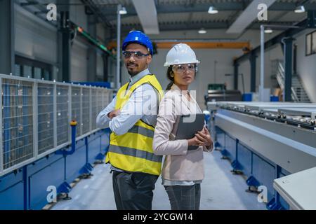 Ritratto di donna manager ingegnere e lavoratrice del settore in fabbrica. Foto Stock