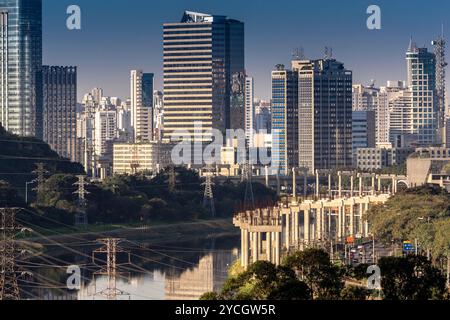 Skyline della città, con Marginal Avenue e fiume Pinheiros in primo piano, nella zona sud di San Paolo, Brasile Foto Stock