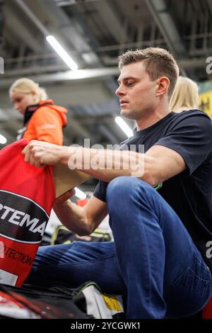 Norimberga, Germania. 23 ottobre 2024. Il pilota di sci Alexander Schmid alla cerimonia ufficiale di vestizione per atleti e allenatori della Associazione tedesca di sci (DSV) prima dell'inizio della stagione. Crediti: Daniel Karmann/dpa/Alamy Live News Foto Stock