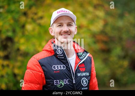 Norimberga, Germania. 23 ottobre 2024. Lo sciatore Linus Straßer alla cerimonia ufficiale di vestizione per atleti e allenatori della Associazione tedesca di Sci (DSV) prima dell'inizio della stagione. Crediti: Daniel Karmann/dpa/Alamy Live News Foto Stock