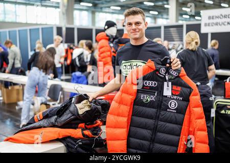 Norimberga, Germania. 23 ottobre 2024. Il pilota di sci Alexander Schmid alla cerimonia ufficiale di vestizione per atleti e allenatori della Associazione tedesca di sci (DSV) prima dell'inizio della stagione. Crediti: Daniel Karmann/dpa/Alamy Live News Foto Stock