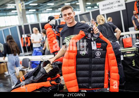 Norimberga, Germania. 23 ottobre 2024. Il pilota di sci Alexander Schmid alla cerimonia ufficiale di vestizione per atleti e allenatori della Associazione tedesca di sci (DSV) prima dell'inizio della stagione. Crediti: Daniel Karmann/dpa/Alamy Live News Foto Stock