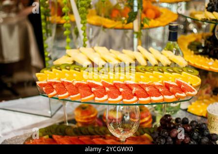 Vivace esposizione di frutta appena tagliata in un ambiente elegante. Foto Stock