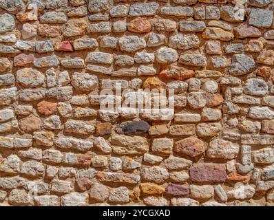 Foto ravvicinata full frame di un vivace muro di pietra Foto Stock