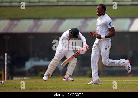 Kagiso Rabada festeggia dopo aver preso il Mushfiqur Rahim Wicket mentre si lamentava dei suoi trecento wickets nel test Cricket durante il Bangladesh e il Sudafrica Foto Stock