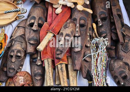 Maschere e coltelli fatti a mano dalle tribù Maasai che vendono sul tradizionale mercato di souvenir a Nairobi, in Kenya Foto Stock