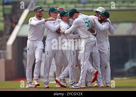 Kagiso Rabada festeggia dopo aver preso il Mushfiqur Rahim Wicket mentre si lamentava dei suoi trecento wickets nel test Cricket durante il Bangladesh e il Sudafrica Foto Stock