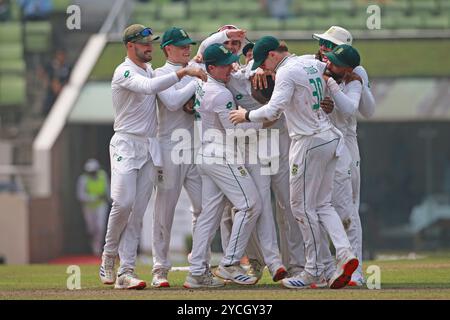 Kagiso Rabada festeggia dopo aver preso il Mushfiqur Rahim Wicket mentre si lamentava dei suoi trecento wickets nel test Cricket durante il Bangladesh e il Sudafrica Foto Stock