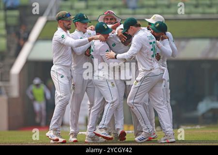 Kagiso Rabada festeggia dopo aver preso il Mushfiqur Rahim Wicket mentre si lamentava dei suoi trecento wickets nel test Cricket durante il Bangladesh e il Sudafrica Foto Stock