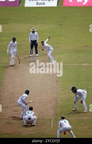 Keshav Maharaj (L) Bowl durante il primo giorno di test del Bangladesh e del Sud Africa allo Sher-e-Bangla National Cricket Stadium di Mirpur, Dacca, Bangladesh Foto Stock