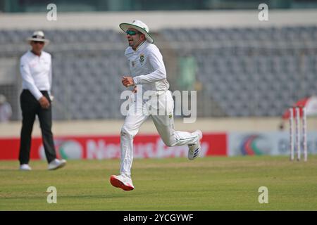 Keshav Maharaj Bowl durante il primo giorno di test del Bangladesh e del Sud Africa allo Sher-e-Bangla National Cricket Stadium di Mirpur, Dacca, Bangladesh, oC Foto Stock