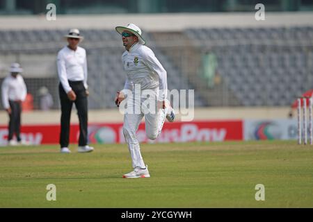 Keshav Maharaj Bowl durante il primo giorno di test del Bangladesh e del Sud Africa allo Sher-e-Bangla National Cricket Stadium di Mirpur, Dacca, Bangladesh, oC Foto Stock