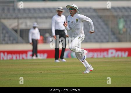 Keshav Maharaj Bowl durante il primo giorno di test del Bangladesh e del Sud Africa allo Sher-e-Bangla National Cricket Stadium di Mirpur, Dacca, Bangladesh, oC Foto Stock