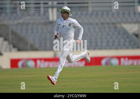 Keshav Maharaj Bowl durante il primo giorno di test del Bangladesh e del Sud Africa allo Sher-e-Bangla National Cricket Stadium di Mirpur, Dacca, Bangladesh, oC Foto Stock