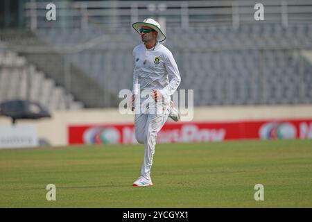 Keshav Maharaj Bowl durante il primo giorno di test del Bangladesh e del Sud Africa allo Sher-e-Bangla National Cricket Stadium di Mirpur, Dacca, Bangladesh, oC Foto Stock