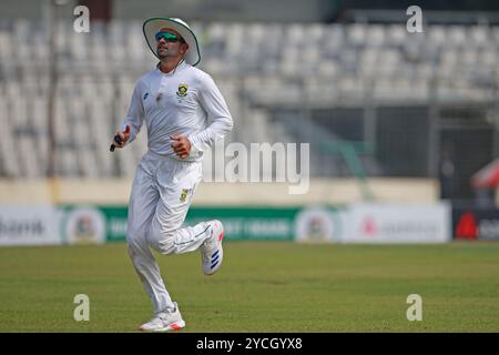 Keshav Maharaj Bowl durante il primo giorno di test del Bangladesh e del Sud Africa allo Sher-e-Bangla National Cricket Stadium di Mirpur, Dacca, Bangladesh, oC Foto Stock