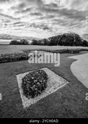 Black and White Landscape, Foundations of Old Sarum Cathedral, Old Sarum, Salisbury, Wiltshire, Inghilterra, REGNO UNITO, REGNO UNITO. Foto Stock