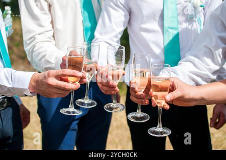 Celebration of Love: Brindisi a nuovi inizi in un gioioso ricevimento nuziale. Foto Stock