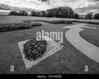 Black and White Landscape, Foundations of Old Sarum Cathedral, Old Sarum, Salisbury, Wiltshire, Inghilterra, REGNO UNITO, REGNO UNITO. Foto Stock