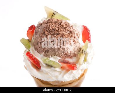 Pancake a cono con gelato e frutta Foto Stock
