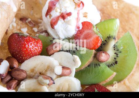 Pancake arrotolati con gelato e frutta Foto Stock