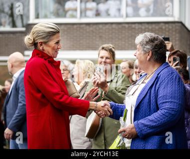 ALKMAAR - 23/10/2024, la Regina Maxima arriva per la sua visita di lavoro al Noordwest Hospital Group. Il tema della visita è il futuro dell'assistenza, che comprende un'attenzione particolare alla cooperazione regionale e all'uso della tecnologia per ridurre gli oneri amministrativi e migliorare le cure. ANP SEM VAN DER WAL netherlands Out - belgio Out Foto Stock