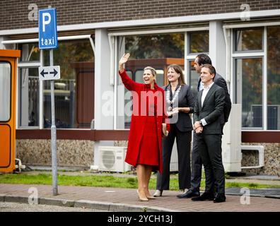 ALKMAAR - 23/10/2024, la Regina Maxima arriva per la sua visita di lavoro al Noordwest Hospital Group. Il tema della visita è il futuro dell'assistenza, che comprende un'attenzione particolare alla cooperazione regionale e all'uso della tecnologia per ridurre gli oneri amministrativi e migliorare le cure. ANP SEM VAN DER WAL netherlands Out - belgio Out Foto Stock