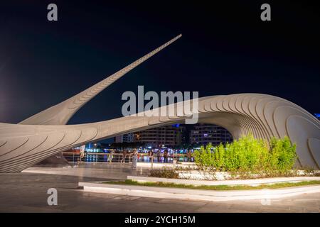 Splendida vista all'alba di Athar, Un monumento per le donne del Bahrein simbolo di profondo rispetto. Manama Corniche. Foto Stock