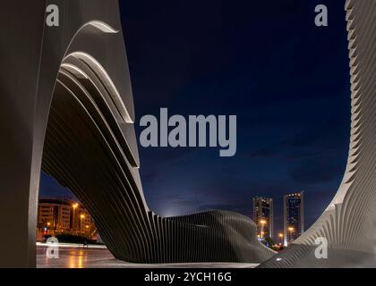 Splendida vista all'alba di Athar, Un monumento per le donne del Bahrein simbolo di profondo rispetto. Manama Corniche. Foto Stock