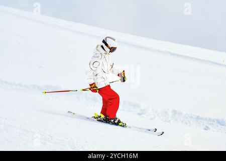 Ragazza sullo sci. Vacanze invernali attive, sci da discesa nelle giornate di sole. Donna sciatrice Foto Stock