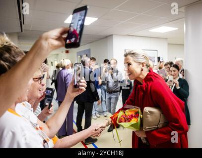 ALKMAAR - 23/10/2024, la Regina Maxima viene accolta dal personale sanitario durante la sua visita di lavoro al Noordwest Hospital Group. Il tema della visita è il futuro dell'assistenza, che comprende la cooperazione regionale e l'uso della tecnologia per ridurre gli oneri amministrativi e migliorare le cure. ANP SEM VAN DER WAL netherlands Out - belgio Out Foto Stock