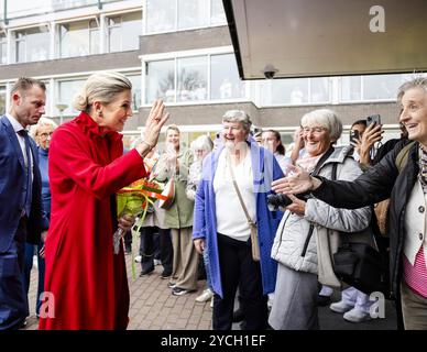 ALKMAAR - 23/10/2024, la Regina Maxima arriva per la sua visita di lavoro al Noordwest Hospital Group. Il tema della visita è il futuro dell'assistenza, che comprende un'attenzione particolare alla cooperazione regionale e all'uso della tecnologia per ridurre gli oneri amministrativi e migliorare le cure. ANP SEM VAN DER WAL netherlands Out - belgio Out Foto Stock