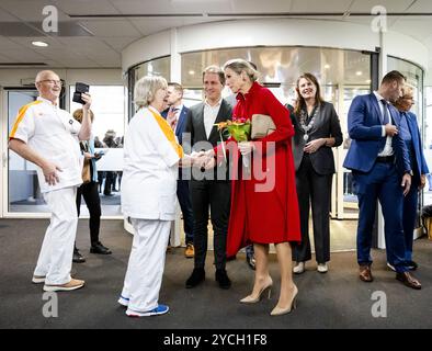 ALKMAAR - 23/10/2024, la Regina Maxima arriva per la sua visita di lavoro al Noordwest Hospital Group. Il tema della visita è il futuro dell'assistenza, che comprende un'attenzione particolare alla cooperazione regionale e all'uso della tecnologia per ridurre gli oneri amministrativi e migliorare le cure. ANP SEM VAN DER WAL netherlands Out - belgio Out Foto Stock