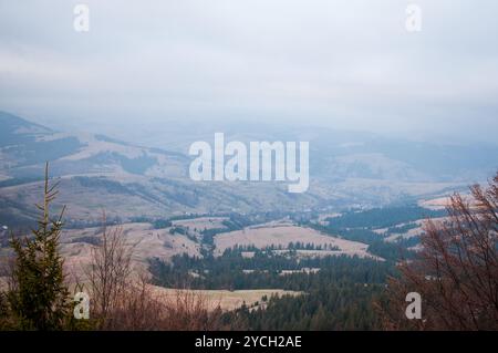 Tranquillo paesaggio montano sotto un cielo nebbioso. Foto Stock