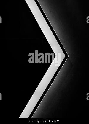 Illuminante al buio: Moderna finestra illuminata in bagno, luce e ombra con forma astratta. Bianco e nero. Foto Stock