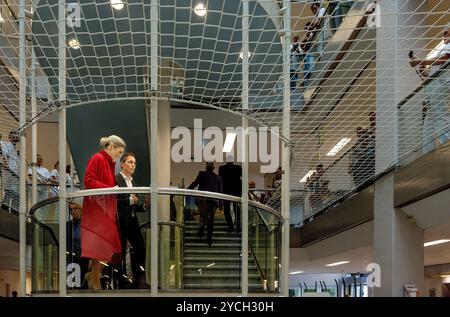 Alkmaar, Paesi Bassi, 2024-10-23 11:30:50 ALKMAAR, 23-10-2024, Northwest Hospital Group Queen Máxima durante una visita di lavoro al Northwest Hospital Group ad Alkmaar. La visita si concentra sul "futuro dell'assistenza sanitaria", FOTO: NLBeeld/Patrick van Emst crediti: NL Beeld / Patrick van Emst Foto Stock