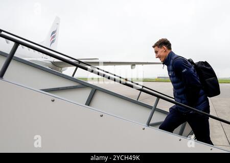 Amsterdam, Paesi Bassi. 23 ottobre 2024. AMSTERDAM, PAESI BASSI - 23 OTTOBRE: Ruben van Bommel dell'AZ Alkmaar sale a bordo dell'aereo in vista della partita UEFA Europa League 2024/25 di fase MD3 contro il Tottenham Hotspur a Schiphol il 23 ottobre 2024 ad Amsterdam, Paesi Bassi. (Foto di ed van de Pol/Orange Pictures) credito: Orange Pics BV/Alamy Live News Foto Stock