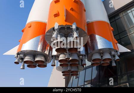 Dettagli del razzo spaziale motore oltre il cielo blu sullo sfondo Foto Stock
